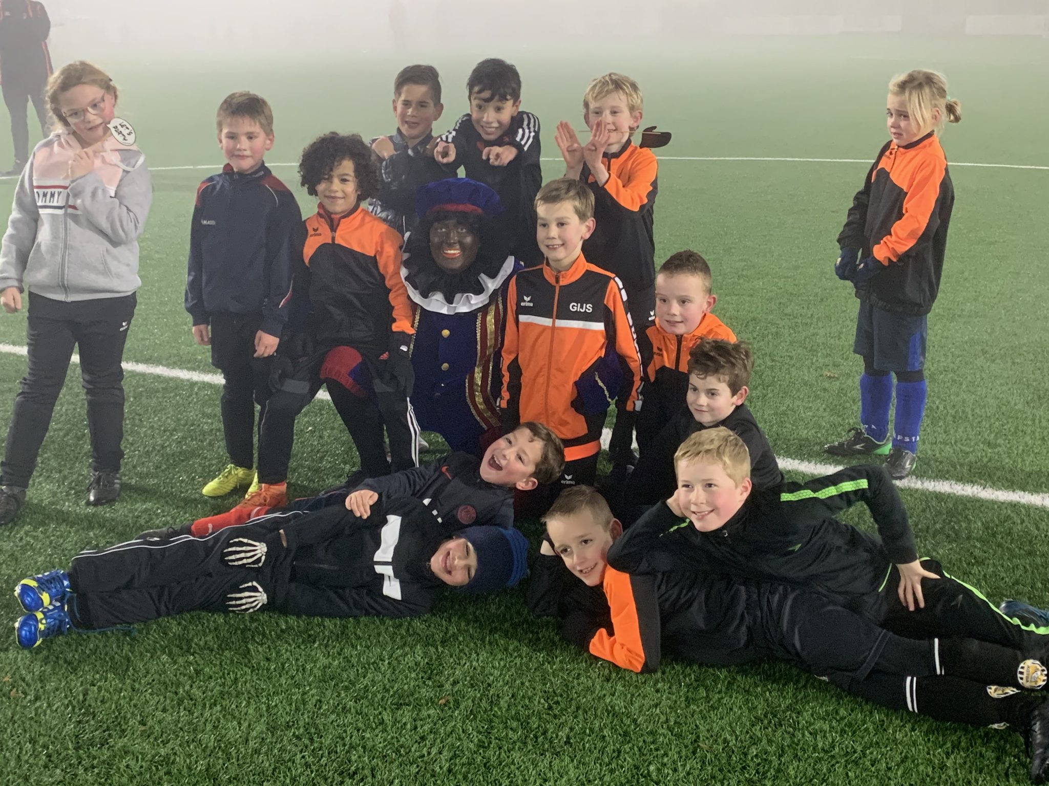 Zwarte Pieten bezoeken training Jeugd NWC!