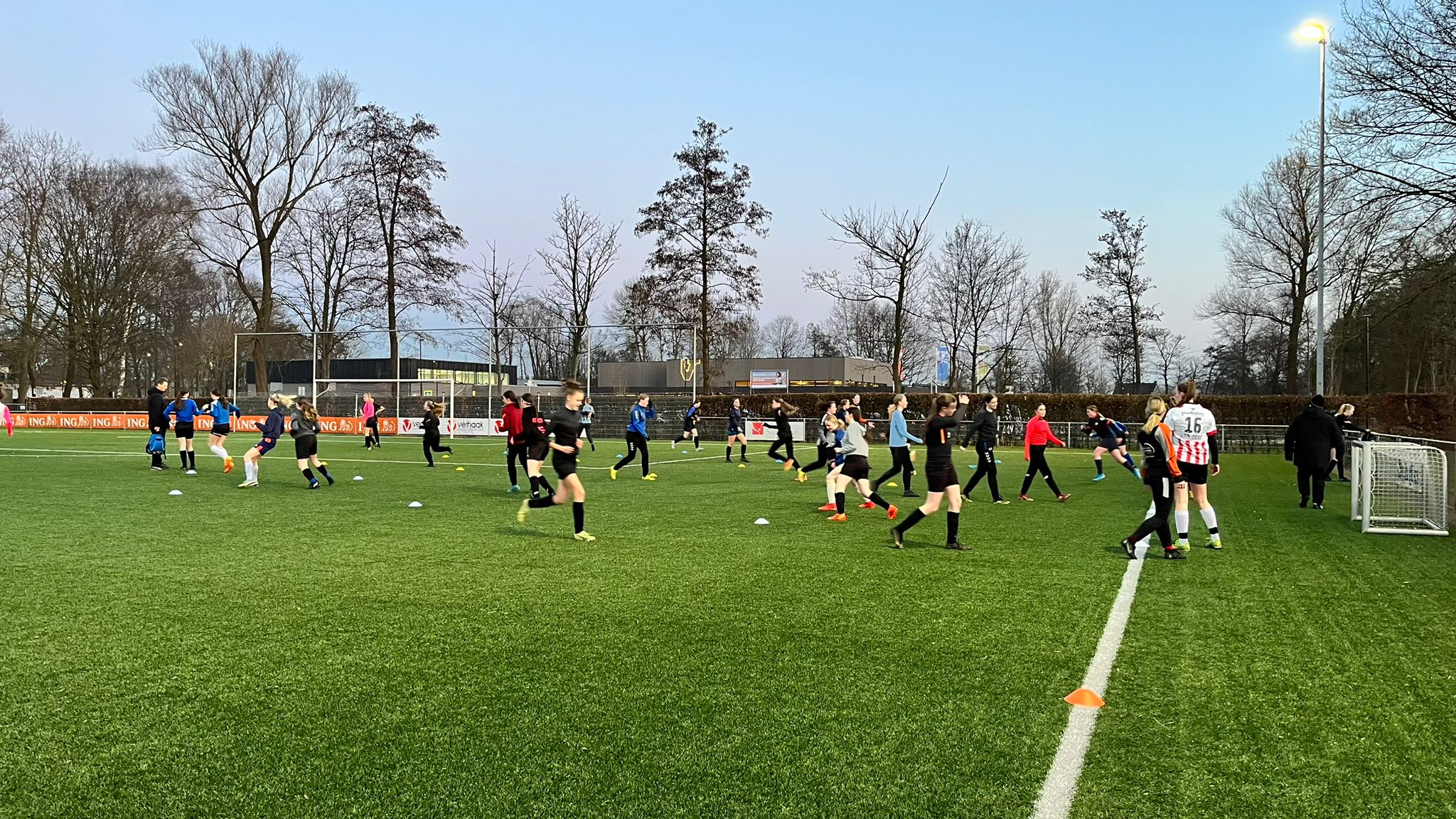 Gezamenlijke training meiden NWC en SV Someren