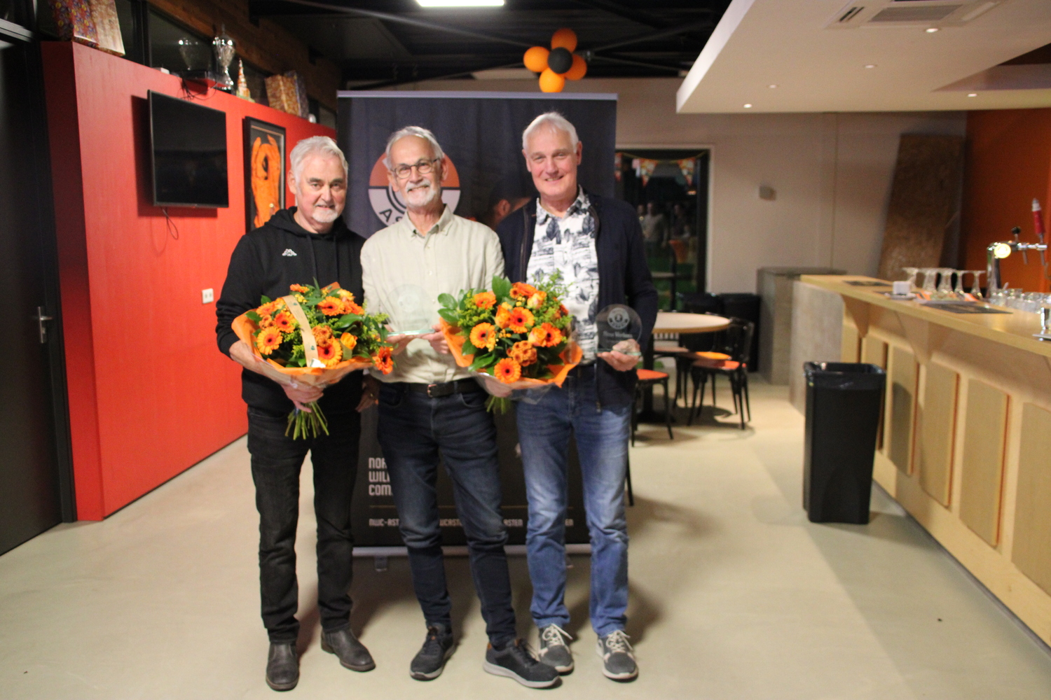 Afscheid van bestuursleden en nieuwe Leden van Verdienste