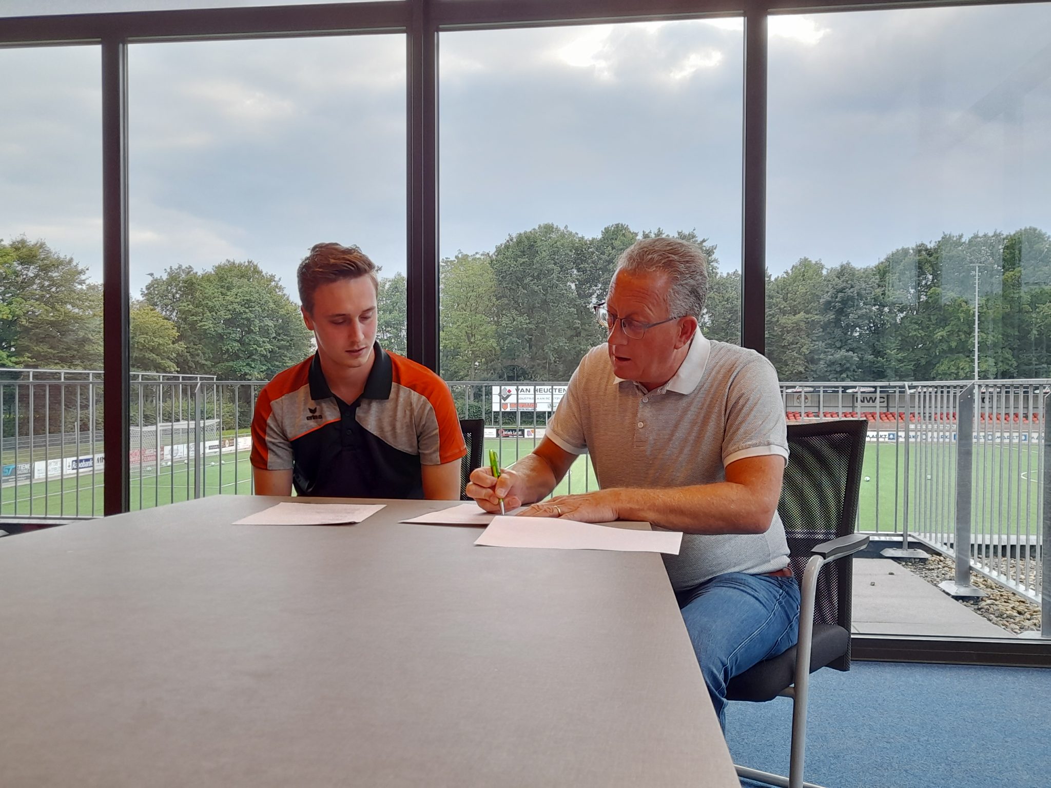 Contractondertekening Piet van de Kerkhof en Damon Claessens